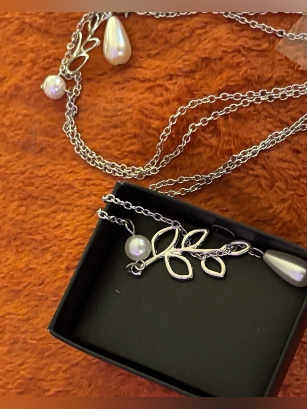 Lariat silvertone necklace with drop faux pearl